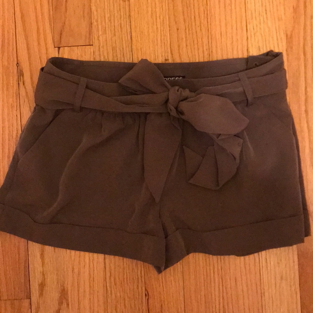 Express shorts with tie